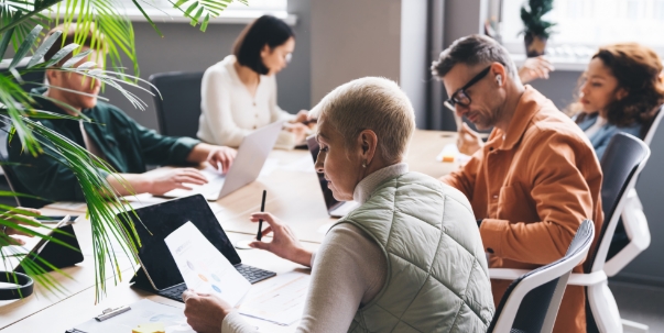 Actuarios-trabajando-en-empresa